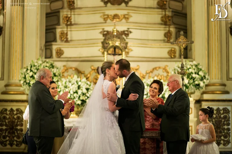 casamento com cerimônia na basílica nossa senhora das dores em porto alegre e festa e recepção no salão hannover da sogipa com decoração clássica elegante e sofisticada em dourado, branco e vermelho, com detalhe em pérolas por life eventos especiais empresa especializada na organização de casamentos em porto alegre