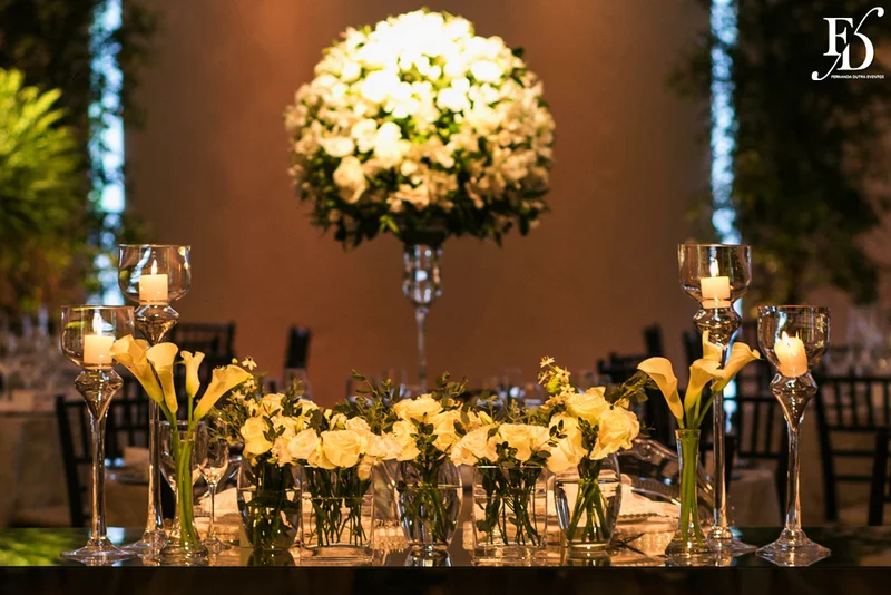 casamento destination wedding com cerimônia e festa na casa vetro em porto alegre com a cerimônia realizada na parte interna da casa com decoração clean elegante e clássica em branco e verde por life eventos especiais destination wedding em porto alegre cerimonialista em porto alegre