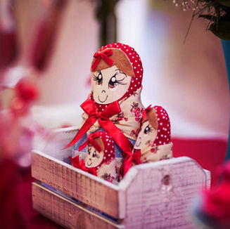 O chá de bebê da Catarina foi um evento encantador, realizado com muito carinho e atenção aos detalhes. Com o tema "Matrioshka", o evento foi cuidadosamente planejado pela Life Eventos Especiais em Porto Alegre, trazendo uma decoração única e repleta de personalidade, perfeita para celebrar a chegada da pequena. O ambiente acolhedor e delicado refletiu a alegria e a expectativa para esse momento tão especial, com toques que encantaram todos os presentes. Cada detalhe foi pensado para proporcionar uma experiência inesquecível para a futura mamãe e todos os convidados.