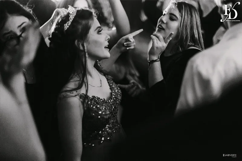 festa de aniversário de 15 anos em porto alegre realizada no foyer em grêmio náutico união gnu com decoração linda e moderna por life eventos especiais cerimonialista em porto alegre