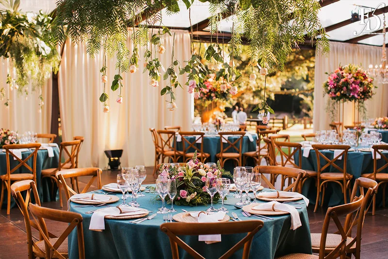 casamento com cerimônia realizada às 15h na Basílica Nossa Senhora das Dores em Porto Alegre e recepção no Alto da Capela. Coquetel na área externa embalado com jazz e por-do-sol, jantar formal, decoração exuberante e linda, em estilo botânico e muitas cores, luxuoso e lindo, por Life Eventos Especiais