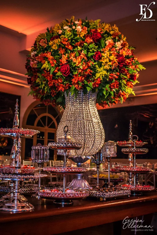 formatura tripla em direito pela fmp fundação do ministério público realizada no salão cristal do clube do comércio em porto alegre com decoração elegante clássica sofisticada em tons terrosos por life eventos especiais cerimonialista em porto alegre