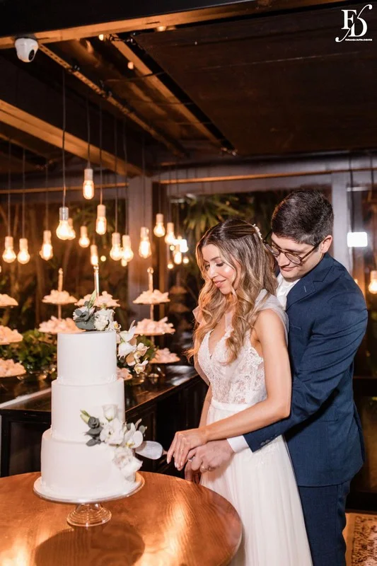 Casamento no Le Bistrot Gourmet em Porto Alegre, com decoração clássica, iluminação intimista e um projeto cheio de sofisticação com stylling europeu. Mesas com toalhas brancas, detalhes dourados, flores brancas.