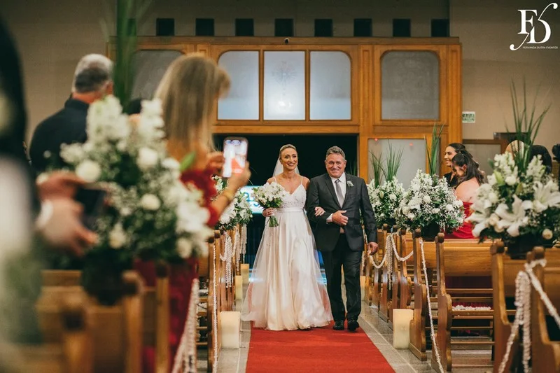 casamento realizado na igreja santa cecília em porto alegre e recepção no le bistrot gourmet com decoração colorida vibrante tropical por life eventos especiais cerimonialista de casamento em porto alegre