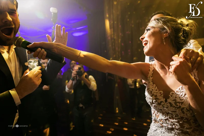 casamento com cerimônia na igreja santa teresinha do menino jesus na rua ramiro barcelos em porto alegre e recepção e festa na casa vetro com decoração moderna contemporânea sofisticada luxuosa em tons de cinza prata e flores coloridas na paleta de tons terrosos por life eventos especiais cerimonialista de casamento em porto alegre