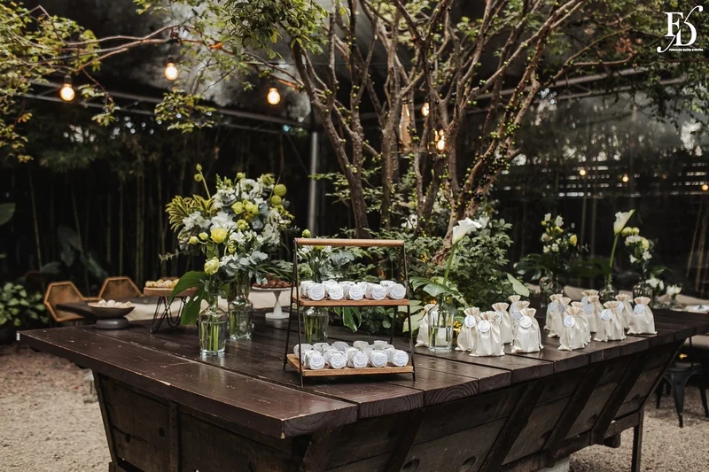 casamento mini-wedding no eat kitchen em novo hamburgo com decoração verde e branco estilo greenery mesa de lembrancinhas