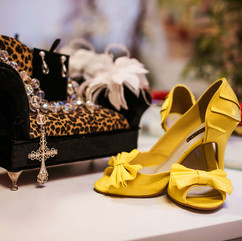 Casamento com cerimônia na Igreja Santa Teresinha do Menino Jesus, em Porto Alegre, e recepção na Merci Casa de Eventos, com projeto de decoração delicado, romântico, em estilo rústica, com a paleta do marrom, nude e amarelo.