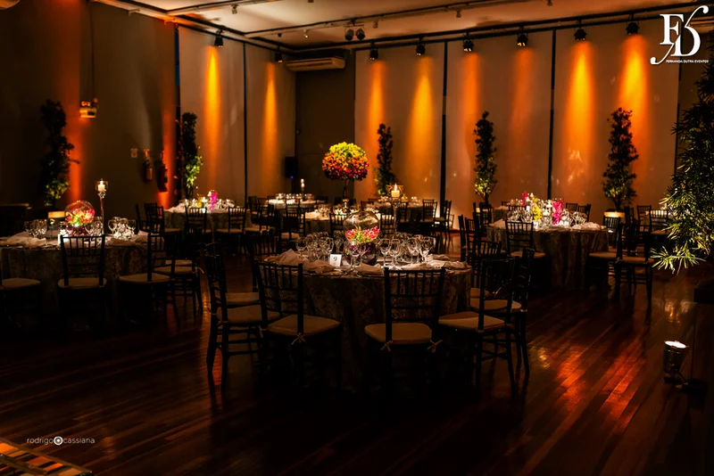 casamento com cerimônia na igreja santa teresinha do menino jesus na rua ramiro barcelos em porto alegre e recepção e festa na casa vetro com decoração moderna contemporânea sofisticada luxuosa em tons de cinza prata e flores coloridas na paleta de tons terrosos por life eventos especiais cerimonialista de casamento em porto alegre