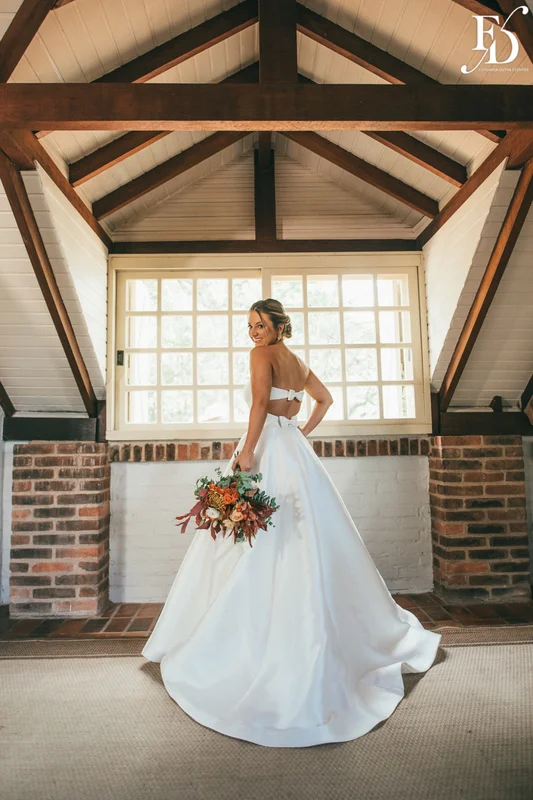 casamento realizado no alto da capela em porto alegre por life eventos especiais com cerimônia ao ar livre decoração despojada em tons terrosos e uma parede de donuts para a alegria dos convidados