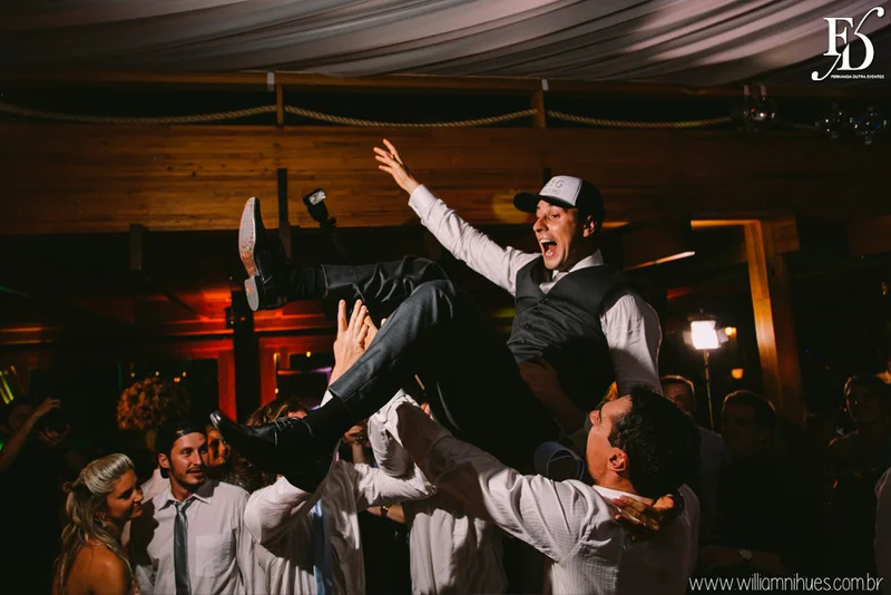 casamento luxuoso no clube veleiros do sul em porto alegre com decoração em dourado fechamento do teto em voil e espelhos venezianos cerimônia na igreja santa teresinha e santíssimo sacramento na redenção com organização e cerimonial de fernanda dutra da life eventos especiais organizadora de eventos em porto alegre