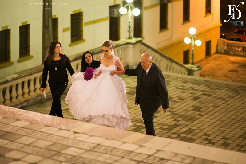 casamento com cerimônia na basílica nossa senhora das dores em porto alegre e festa e recepção no salão hannover da sogipa com decoração clássica elegante e sofisticada em dourado, branco e vermelho, com detalhe em pérolas por life eventos especiais empresa especializada na organização de casamentos em porto alegre