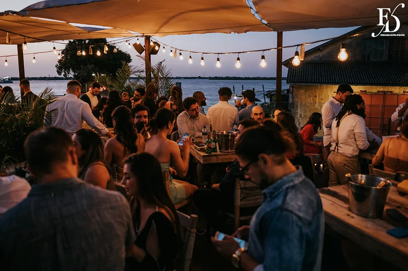 casamento realizado com almoço no le bistrot gourmet em porto alegre e após o almoço celebração de casamento no eat kitchen embarcadero com uma vista fantástica do rio guaíba um por-do-sol de cinema por life eventos especiais