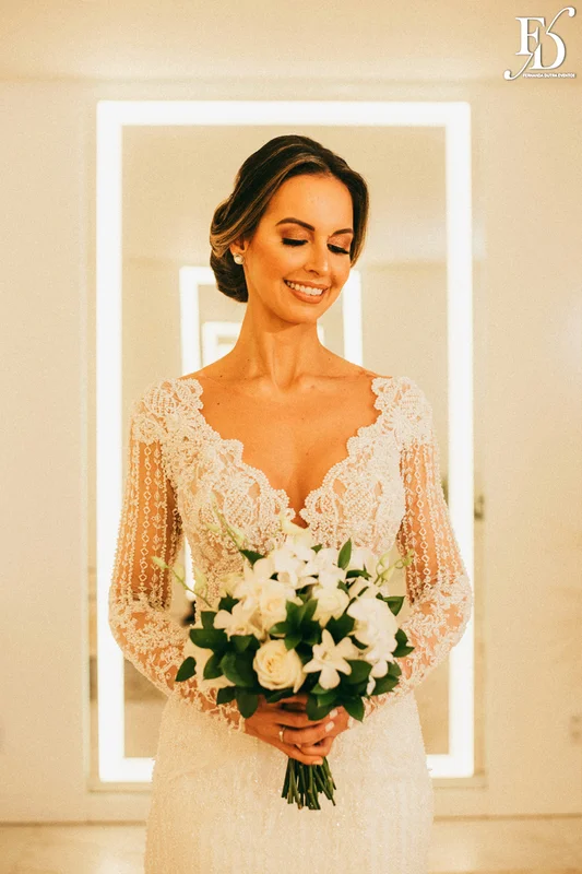 casamento na igreja nossa senhora do mont'serrat em porto alegre e festa de casamento na casa vetro em porto alegre com decoração sofisticada e luxuosa estilo clássico em dourado branco e amarelo por life eventos especiais cerimonialista de casamento em porto alegre