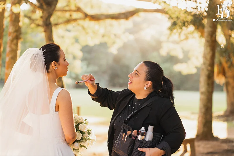casamento com cerimônia realizada às 15h na Basílica Nossa Senhora das Dores em Porto Alegre e recepção no Alto da Capela. Coquetel na área externa embalado com jazz e por-do-sol, jantar formal, decoração exuberante e linda, em estilo botânico e muitas cores, luxuoso e lindo, por Life Eventos Especiais