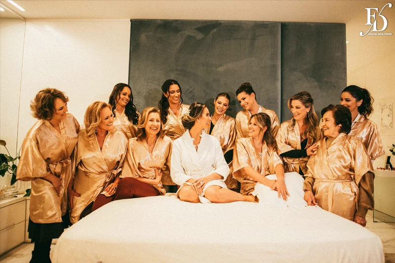 casamento na igreja nossa senhora do mont'serrat em porto alegre e festa de casamento na casa vetro em porto alegre com decoração sofisticada e luxuosa estilo clássico em dourado branco e amarelo por life eventos especiais cerimonialista de casamento em porto alegre