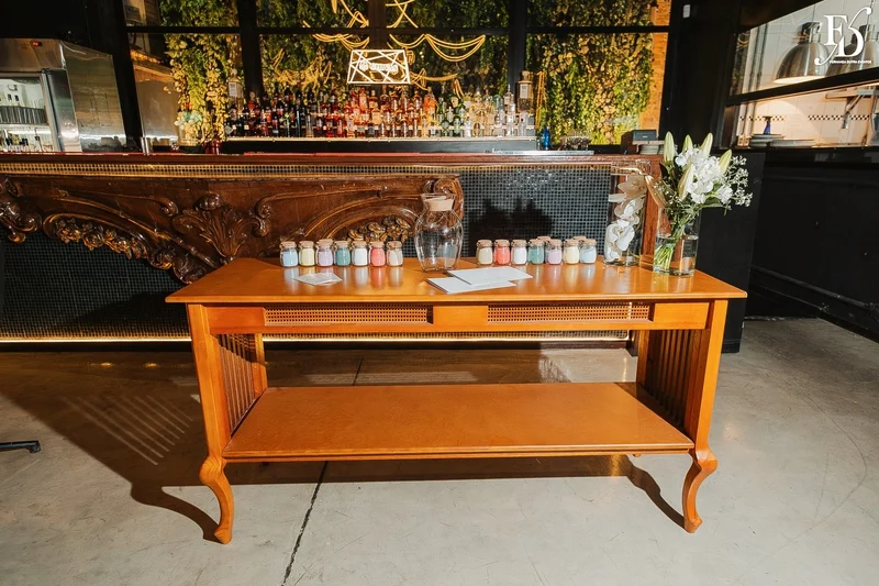 Cerimônia de casamento no Dry Moments & Drinks com convidados ao redor, Porto Alegre