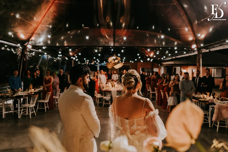 casamento divertido e animado na casa na chácara, em porto alegre; um casal jovem, despojado, que queria celebrar esse momento com um rodízio de pizza - casamento com pizza - decoração estilo boho wedding em tons terrosos cerimonial de life eventos especiais