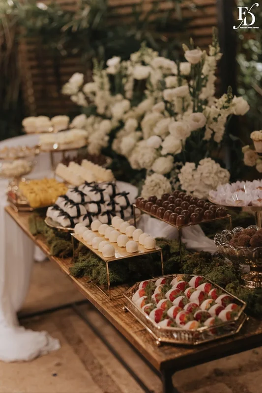 mesa de doces casamento le bistrot gourmet com decoração em preto e branco