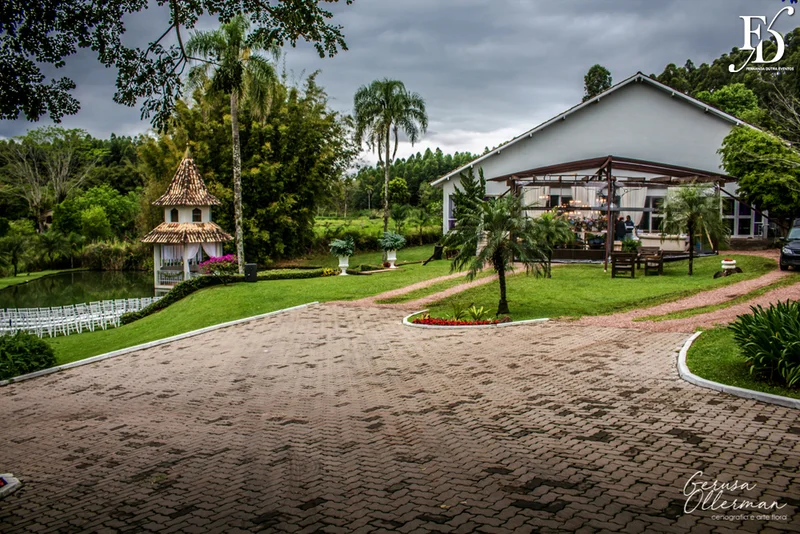 casamento diurno estilo destination wedding realizado em ivoti no interior do rs com cerimônia ao ar livre e recepção no salão principal do espaço da torre com decoração boho chic colorida botânica em tons de azul por life eventos especiais assessoria e cerimonial de casamentos em porto alegre