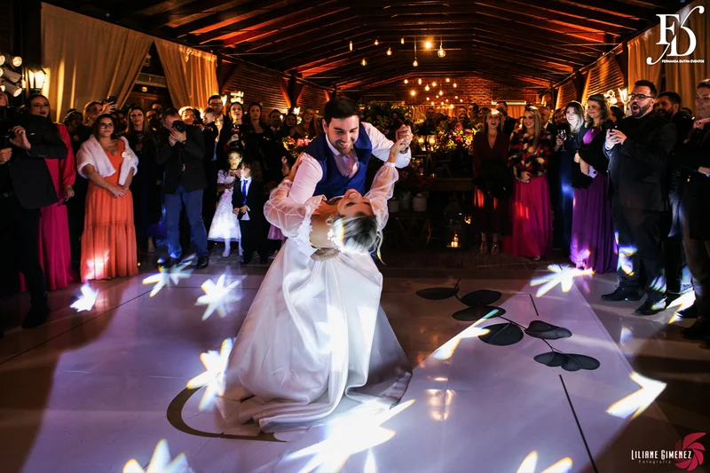 casamento realizado no sítio da figueira em porto alegre numa noite fria de inverno com decoração rústico delicada botânica organização e cerimonial de life eventos especiais cerimonialista para casamentos em porto alegre