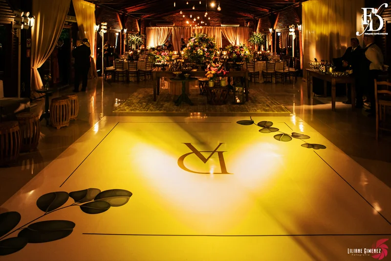 casamento realizado no sítio da figueira em porto alegre numa noite fria de inverno com decoração rústico delicada botânica organização e cerimonial de life eventos especiais cerimonialista para casamentos em porto alegre