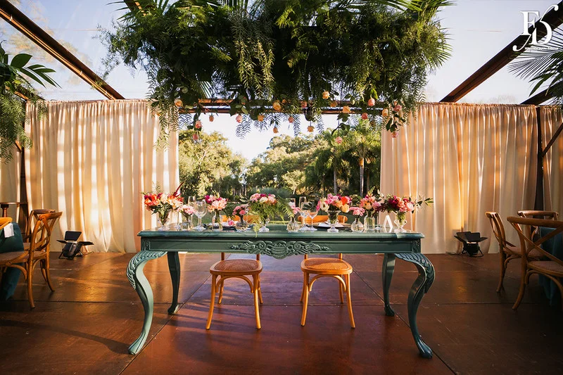 casamento com cerimônia realizada às 15h na Basílica Nossa Senhora das Dores em Porto Alegre e recepção no Alto da Capela. Coquetel na área externa embalado com jazz e por-do-sol, jantar formal, decoração exuberante e linda, em estilo botânico e muitas cores, luxuoso e lindo, por Life Eventos Especiais