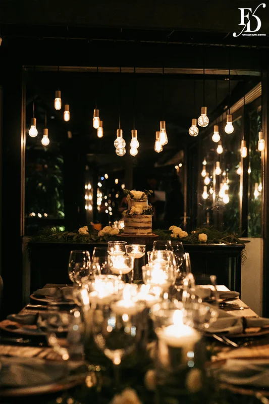 casamento mini-wedding da influencer bruna startt realizado no le bistrot gourmet em porto alegre com decoração com muitas velas flores brancas e muito verde por life eventos especiais