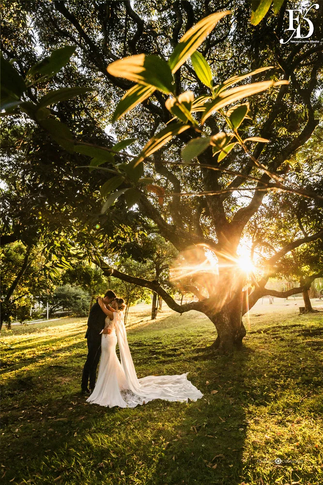 casamento do goleiro brenno do grêmio de porto alegre com a linda victoria fogazzi com uma cerimônia ao ar livre em porto alegre num lindo entardecer de verão e recepção em tons de marsala no salão principal da sede campestre da associação do ministério público por life eventos especiais cerimonialista em porto alegre