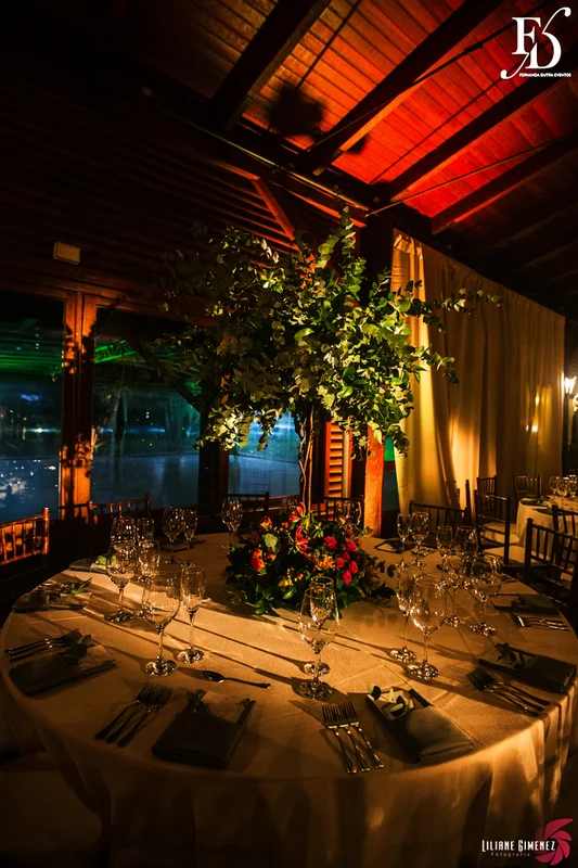 casamento realizado no sítio da figueira em porto alegre numa noite fria de inverno com decoração rústico delicada botânica organização e cerimonial de life eventos especiais cerimonialista para casamentos em porto alegre