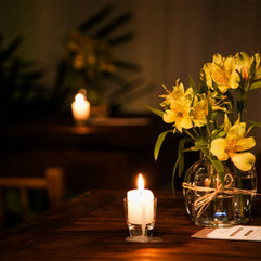 Casamento com cerimônia na Igreja Santa Teresinha do Menino Jesus, em Porto Alegre, e recepção na Merci Casa de Eventos, com projeto de decoração delicado, romântico, em estilo rústica, com a paleta do marrom, nude e amarelo.