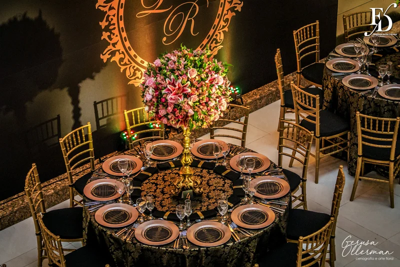 casamento com decoração luxuosa na praça dos fundadores do grêmio náutico união em porto alegre em tons de dourado preto e rosa sofisticado clássico e elegante por life eventos especiais cerimonialista em porto alegre cerimônia na igreja são pedro