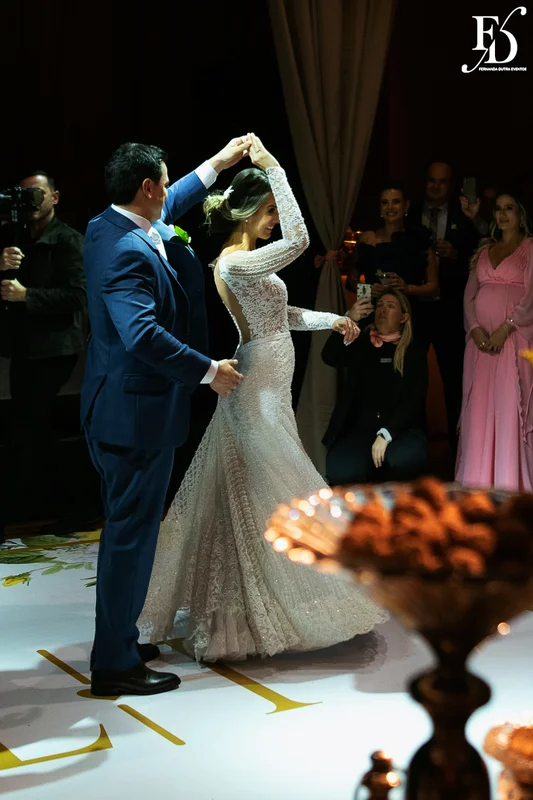 casamento na igreja nossa senhora do mont'serrat em porto alegre e festa de casamento na casa vetro em porto alegre com decoração sofisticada e luxuosa estilo clássico em dourado branco e amarelo por life eventos especiais cerimonialista de casamento em porto alegre