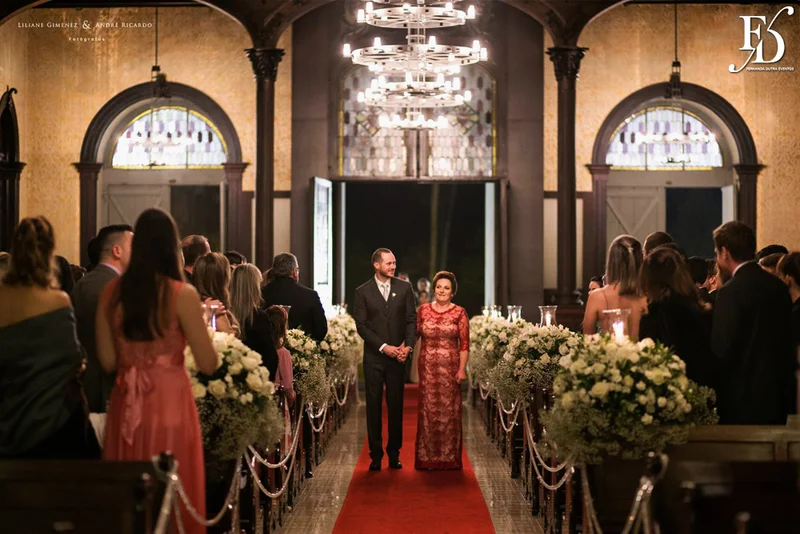 casamento com cerimônia na basílica nossa senhora das dores em porto alegre e festa e recepção no salão hannover da sogipa com decoração clássica elegante e sofisticada em dourado, branco e vermelho, com detalhe em pérolas por life eventos especiais empresa especializada na organização de casamentos em porto alegre