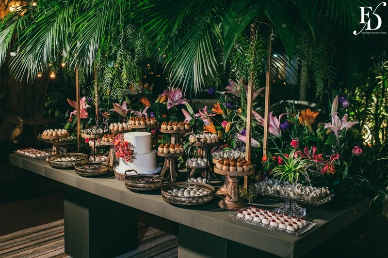 casamento realizado na igreja santa cecília em porto alegre e recepção no le bistrot gourmet com decoração colorida vibrante tropical por life eventos especiais cerimonialista de casamento em porto alegre