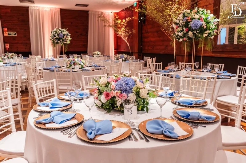 festa de casamento no salão boa vista da associação leopoldina juvenil em porto alegre mesa de convidados decoração romântica e elegante com hortênsias rosas e azuis