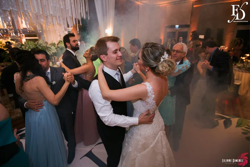 casamento com cerimônia na casa vetro em porto alegre e cerimônia na igreja cristo bom pastor com decoração clean clássica sofisticada e contemporânea em branco verde prataria e cristais por life eventos esepciais cerimonialista wedding planner em porto alegre