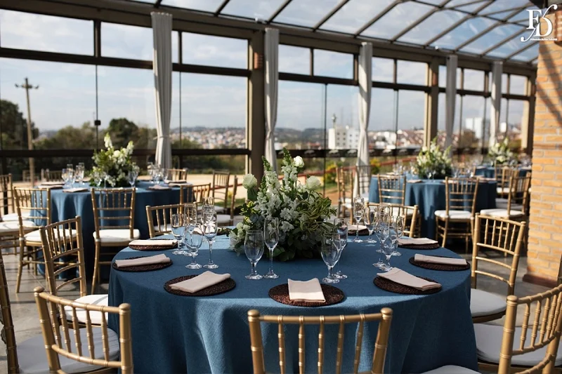 casamento no espaço paraíso em porto alegre com decoração moderna azul branco e verde estilo botânico