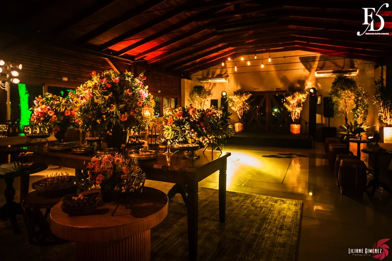 casamento realizado no sítio da figueira em porto alegre numa noite fria de inverno com decoração rústico delicada botânica organização e cerimonial de life eventos especiais cerimonialista para casamentos em porto alegre