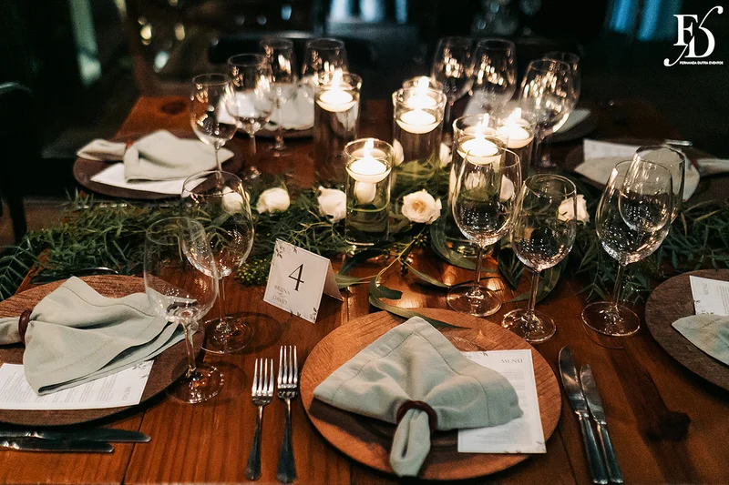 casamento mini-wedding da influencer bruna startt realizado no le bistrot gourmet em porto alegre com decoração com muitas velas flores brancas e muito verde por life eventos especiais