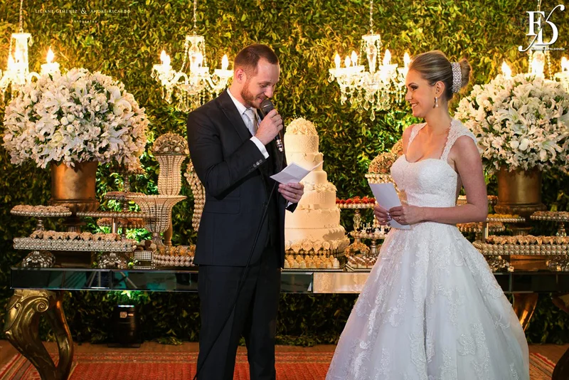 casamento com cerimônia na basílica nossa senhora das dores em porto alegre e festa e recepção no salão hannover da sogipa com decoração clássica elegante e sofisticada em dourado, branco e vermelho, com detalhe em pérolas por life eventos especiais empresa especializada na organização de casamentos em porto alegre