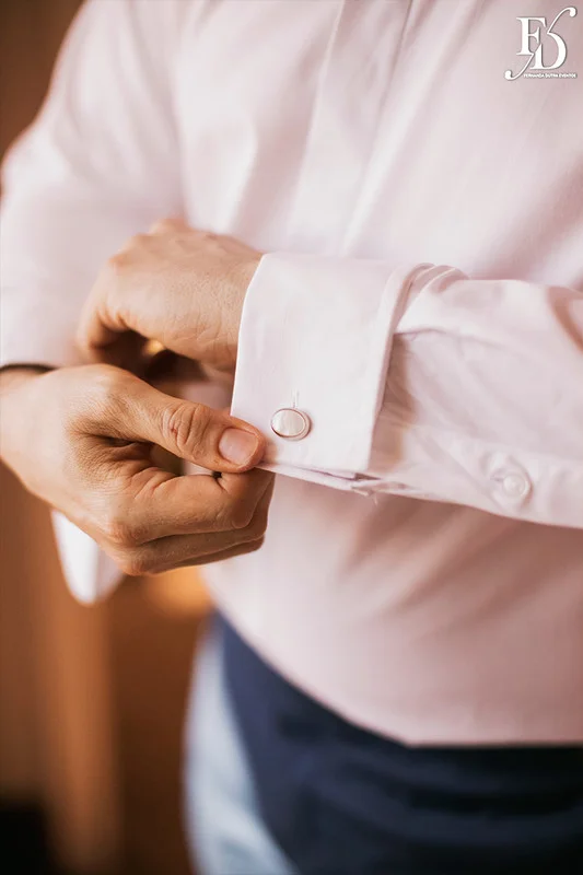 casamento com cerimônia realizada às 15h na Basílica Nossa Senhora das Dores em Porto Alegre e recepção no Alto da Capela. Coquetel na área externa embalado com jazz e por-do-sol, jantar formal, decoração exuberante e linda, em estilo botânico e muitas cores, luxuoso e lindo, por Life Eventos Especiais
