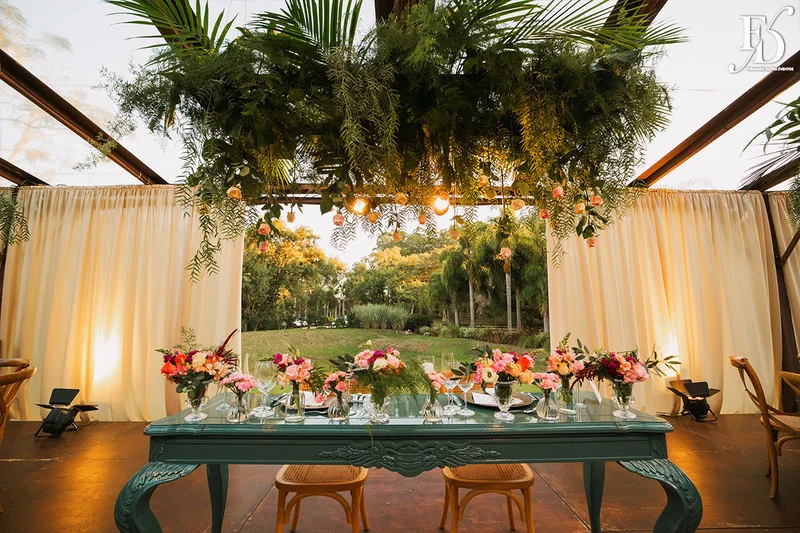 casamento com cerimônia realizada às 15h na Basílica Nossa Senhora das Dores em Porto Alegre e recepção no Alto da Capela. Coquetel na área externa embalado com jazz e por-do-sol, jantar formal, decoração exuberante e linda, em estilo botânico e muitas cores, luxuoso e lindo, por Life Eventos Especiais