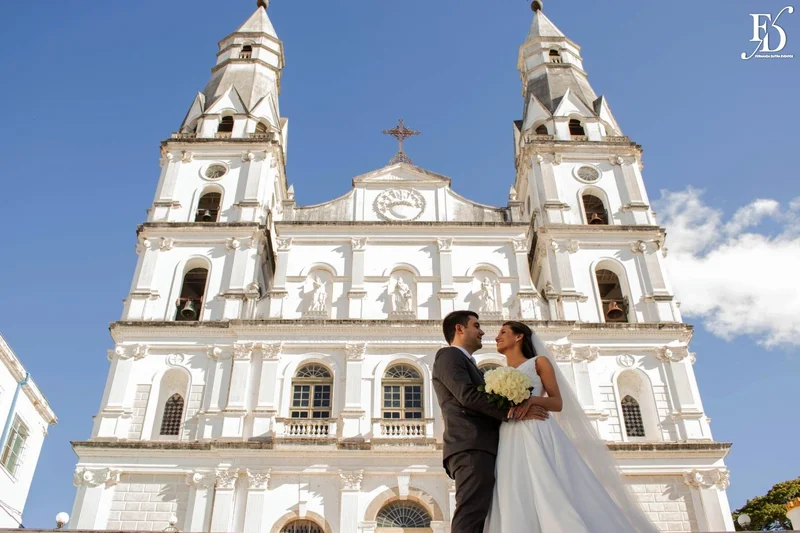 noivos na escadaria da basílica nossa senhora das dores