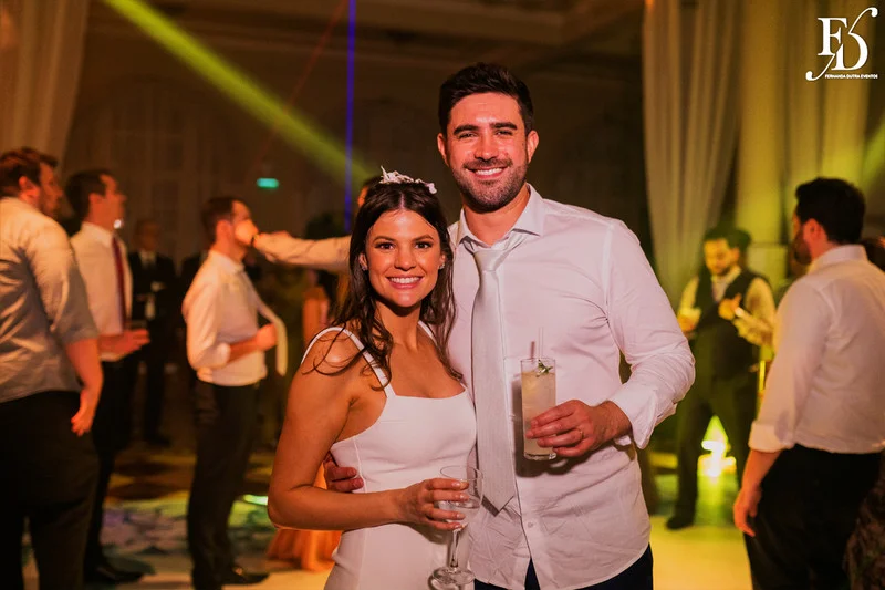 celebração de casamento civil realizada no salão imperatriz da associação leopoldina juvenil em porto alegre estilo botânico greenery luxuoso e sofisticado por life eventos especiais