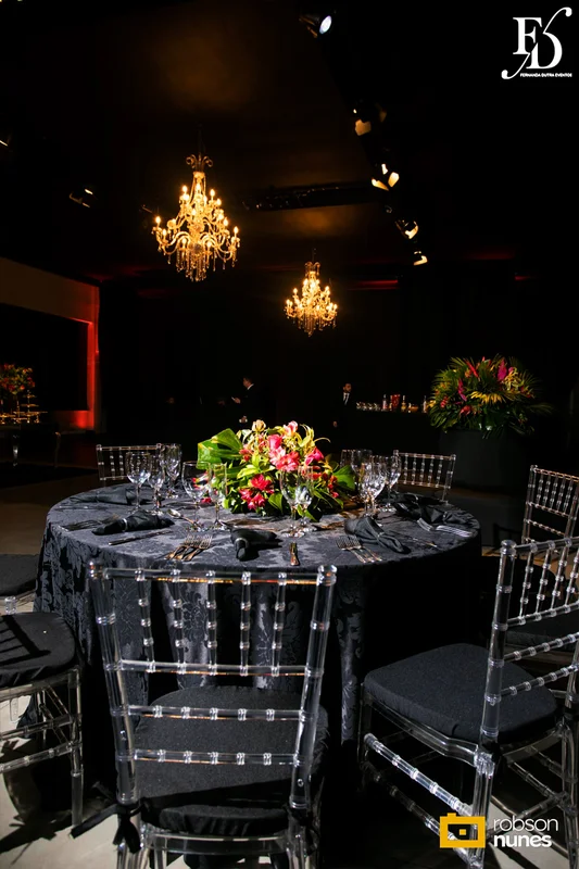 festa de formatura em direito no party room em porto alegre com decoração moderna elegante e sofisticada em preto e marsala com organização projeto e cerimonial de life eventos especiais cerimonialistas em porto alegre