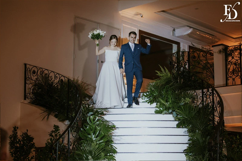 casamento destination wedding no hotel ritta hoppner em gramado com decoração clássica, elegante e botânica em tons de branco verde e fendi por life eventos especiais