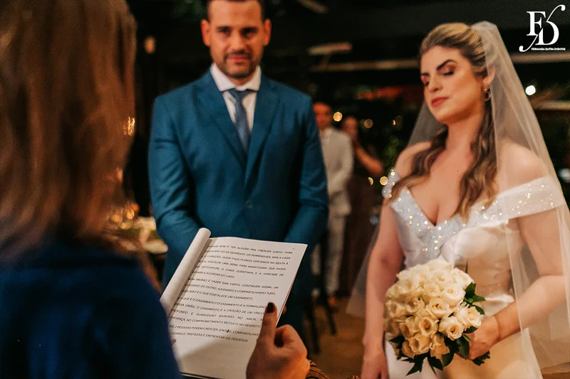 casamento mini-wedding da influencer bruna startt realizado no le bistrot gourmet em porto alegre com decoração com muitas velas flores brancas e muito verde por life eventos especiais