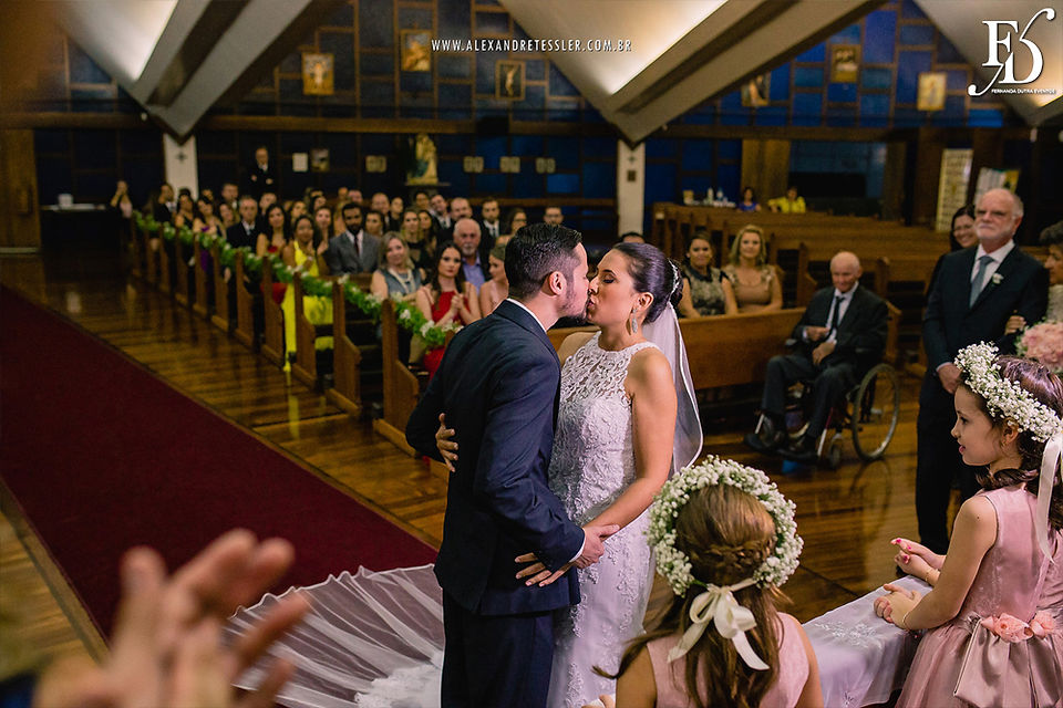 casamento com cerimônia na Igreja Nossa Senhora do Mont'Serrat na Anita Garibaldi em Porto Alegre e recepção e festa no Novotel Porto Alegre Três Figueiras na Soledade com decoração clássica dourada marrom e amarelo moderna sofisticada e contemporânea por life eventos especiais cerimonialista para casamento em porto alegre