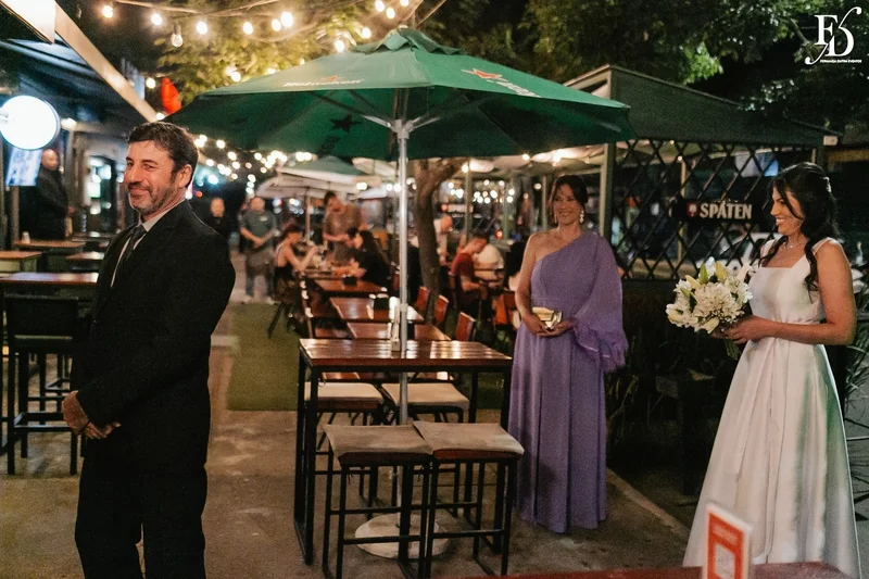 Entrada da noiva com vestido princesa acompanhada pelos pais no Dry Moments Porto Alegre