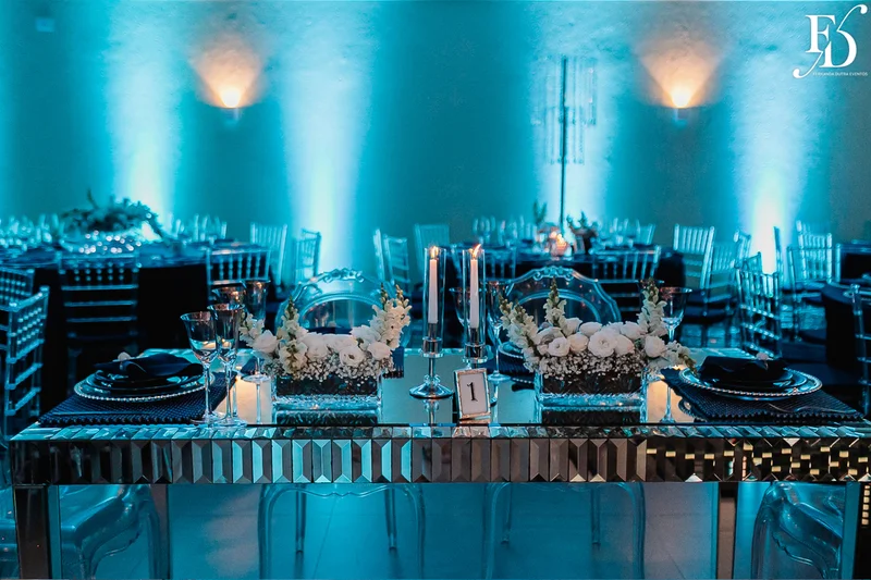 festa de 15 anos nas cores azul e branco com decoração moderna com cristais e espelhos por life eventos especiais assessoria e cerimonial de festas de 15 anos em porto alegre